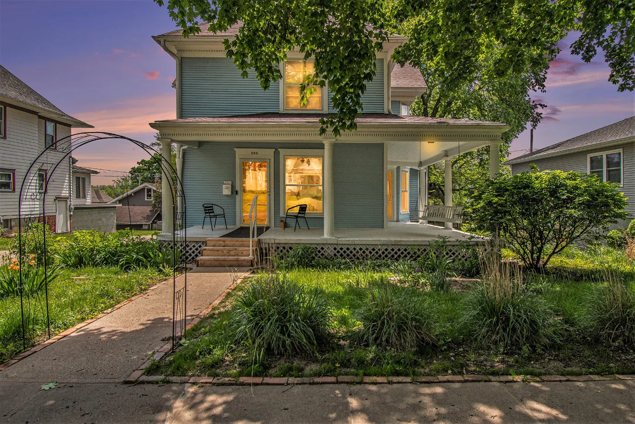 906 E HAMMOND Street
